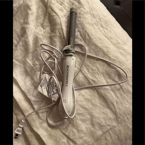 New without box Beachwaver s1